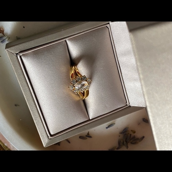 𝅺beautiful gold tone sparkly ring size 6.5 - Picture 6 of 13